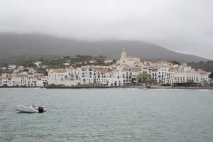 aldeia de cadaques no inverno no norte da catalunha, espanha na costa brava. foto