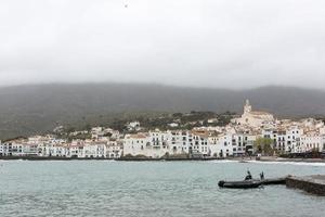 aldeia de cadaques no inverno no norte da catalunha, espanha na costa brava. foto