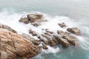 ondas, mar agitado, ondas batendo contra o porto e contra a rocha. foto