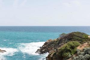 imagem da costa brava, mar mediterrâneo ao norte da catalunha, espanha. foto