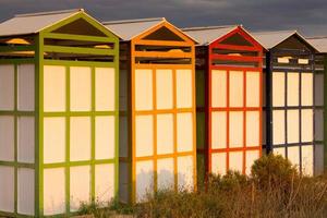 cabanas de banho multicoloridas na costa brava na praia de sant pol, sant feliu de guixols foto