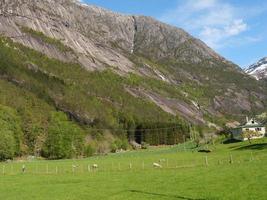 a pequena aldeia eidfjord no hardangerfjord norueguês foto