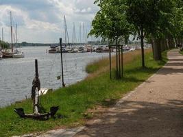 a cidade de kappeln no rio schlei foto