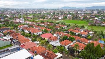 vista aérea de drone do bairro suburbano indonésio foto