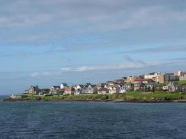 as ilhas shetland com a cidade de lerwick na escócia foto