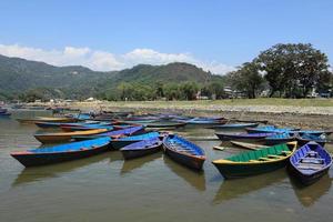 Ruderboote auf dem pokhara see