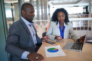 pessoas de negócios no local de trabalho estão discutindo uma estratégia de trabalho para fazer negócios foto