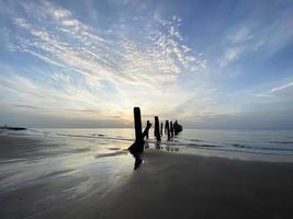 belo pôr do sol no fundo da vista da praia foto