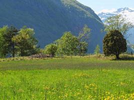 a pequena aldeia eidfjord no hardangerfjord norueguês foto