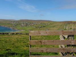 as ilhas shetland com a cidade de lerwick na escócia foto