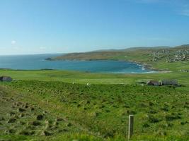 as ilhas shetland com a cidade de lerwick na escócia foto