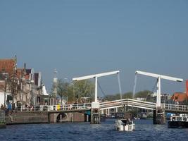 a cidade de haarlem na holanda foto