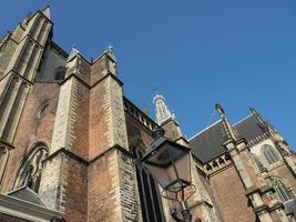 a cidade de haarlem na holanda foto