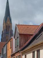 cidade de schleswig com a vila de azinheira foto