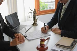 direito, consulta, acordo, contrato, advogados assessoria em questões contenciosas e assinar contratos como advogados para aceitar reclamações de clientes. advogado do conceito. foto