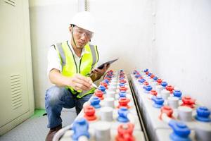 homem de engenharia elétrica foto