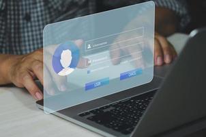 homem usando o computador portátil e inscreva-se ou faça login na tela de toque virtual de senha de nome de usuário. foto