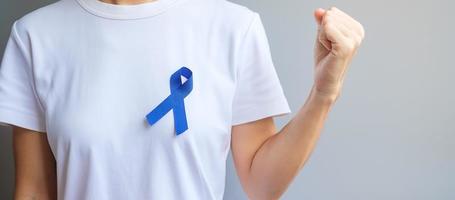 março mês de conscientização do câncer colorretal, fita azul escura para apoiar pessoas vivas e doentes. cuidados de saúde, esperança e conceito de dia mundial do câncer foto