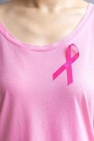 outubro mês de conscientização do câncer de mama, mulher idosa de camiseta rosa com fita rosa para apoiar pessoas vivas e doentes. mulheres internacionais, mãe e conceito de dia mundial do câncer foto