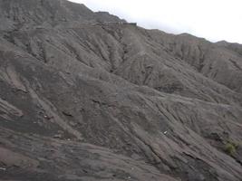 monte bromo, é um vulcão ativo e parte do maciço tengger, no leste de java, indonésia foto