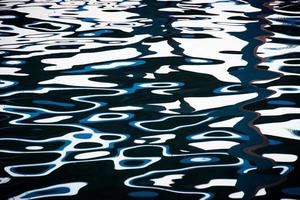 superfície da água com reflexos de luz cintilante foto