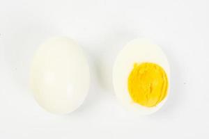 ovo cozido no fundo branco foto