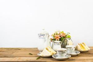 composição de chá, jogo de chá em fundo branco foto