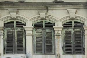 janelas no prédio antigo em estilo sino português foto