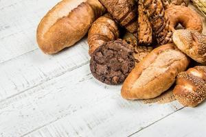 padaria no fundo branco de madeira diferentes tipos de pão foto