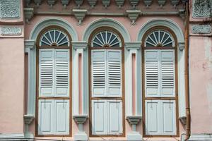 janelas no prédio antigo em estilo sino português foto