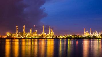 refinaria de petróleo à noite, rio chao phraya, tailândia foto