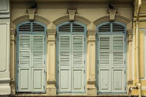 janelas no prédio antigo em estilo sino português foto