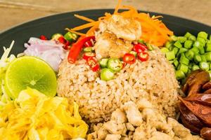 frite o arroz com a pasta de camarão, comida tailandesa foto