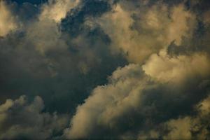 o céu está cheio de nuvens densas foto