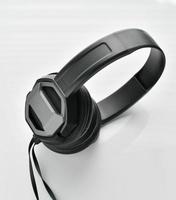 fones de ouvido com fios em um fundo branco foto