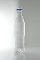 garrafa de plástico transparente no fundo branco foto