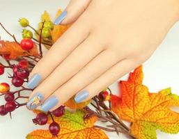 mãos de mulher jovem e bonita com manicure elegante foto