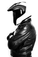 motociclista com capacete e jaqueta de couro foto