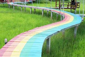 antiga passarela de madeira pintada em cores vivas. foto
