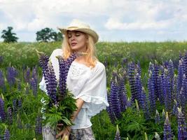 mulher andando por um prado florido foto