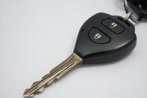 chave do carro isolada no fundo branco foto