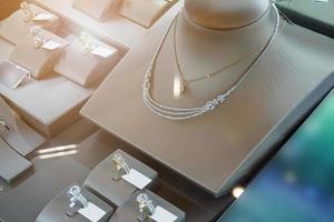 loja de joias de diamantes com anéis e colares vitrine de loja de varejo de luxo foto