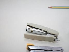 grampeador na mesa de escritório foto