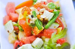 salada de frutas e legumes foto