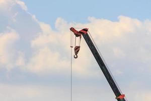 braços telescópicos de caminhão guindaste de construção móvel foto