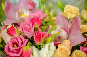 buquê com orquídeas e rosas em um fundo bonito foto