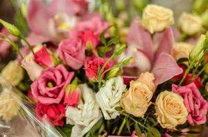 buquê com orquídeas e rosas em um belo plano de fundo foto