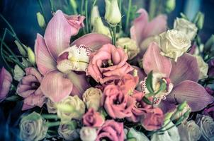 buquê com orquídeas e rosas em um fundo bonito foto