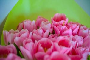 buquê de flores de tulipas com tulipas cor de rosa em papel verde foto