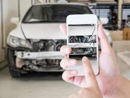 mulher segurando smartphone e tirar foto de acidente de carro